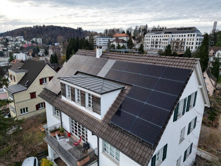 12.18 kWp Solaranlage und Ladestation in Luzern