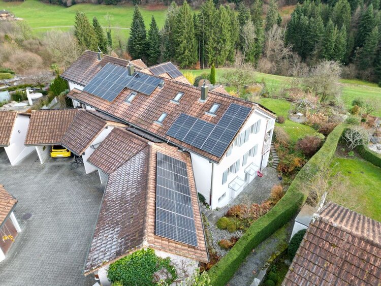 13.795 kWp Solaranlage und Ladestation in Adligenswil