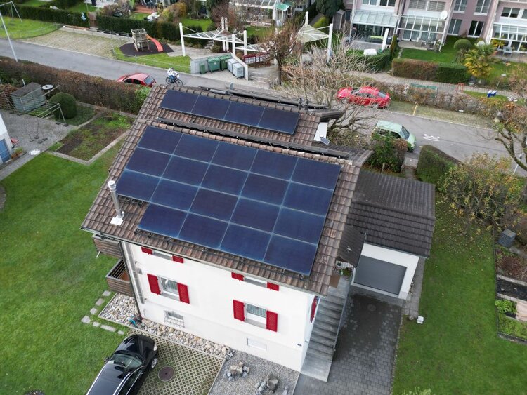 Solaranlage, Batteriespeicher und Ladestation in Ebikon