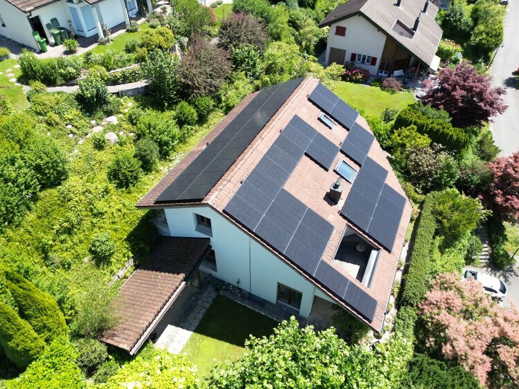 25.52 kWp Solaranlage und Ladestation in Adligenswil